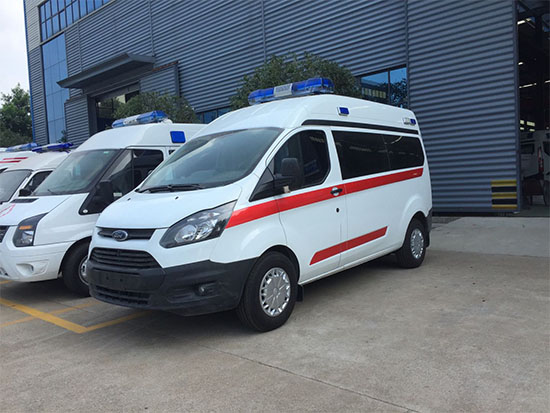 福特全順V362自動(dòng)檔一體化監(jiān)護(hù)型救護(hù)車(chē)