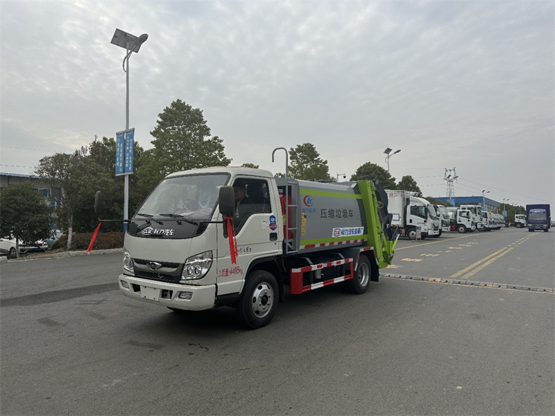 湖北程力福田藍(lán)牌5.8方壓縮垃圾車